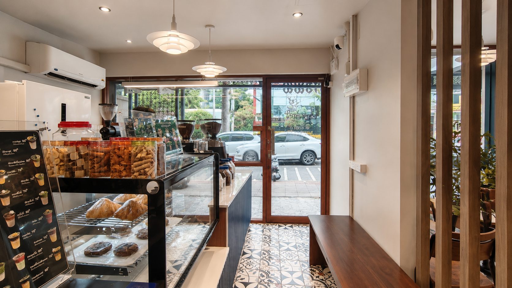 บรรยากาศภายใน Bankaek Coffee ร้านกาแฟคอนเซปต์ กรุงเทพ — inhaus