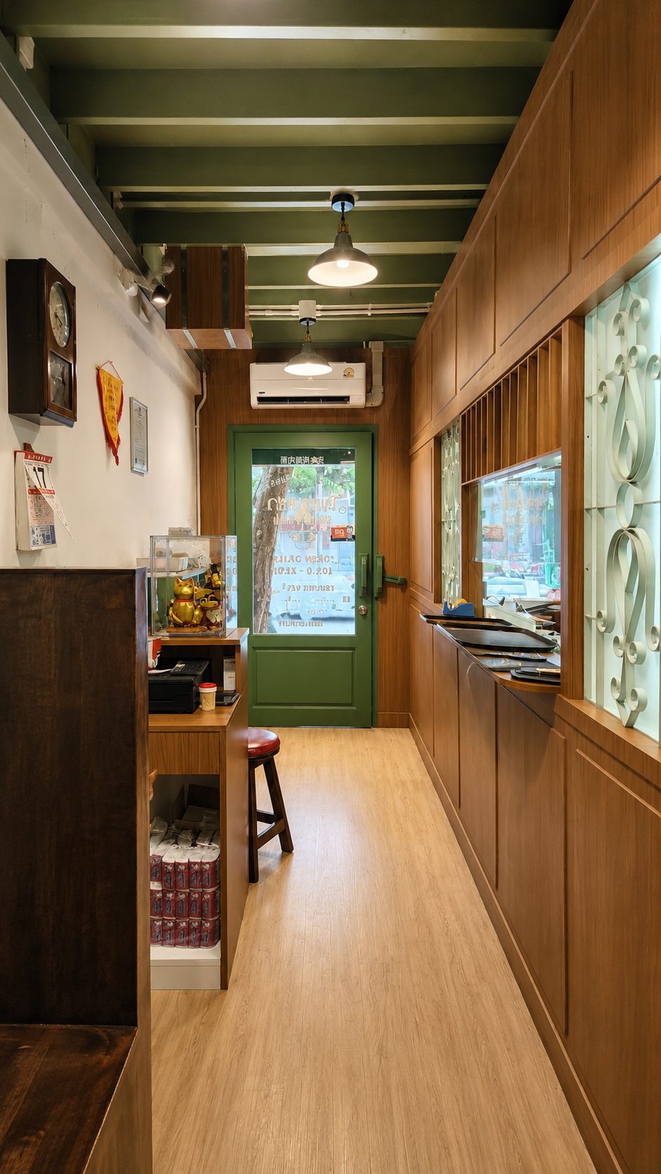 dining space evening ambiance Gold Tiao ร้านอาหาร สุขุมวิท — inhaus